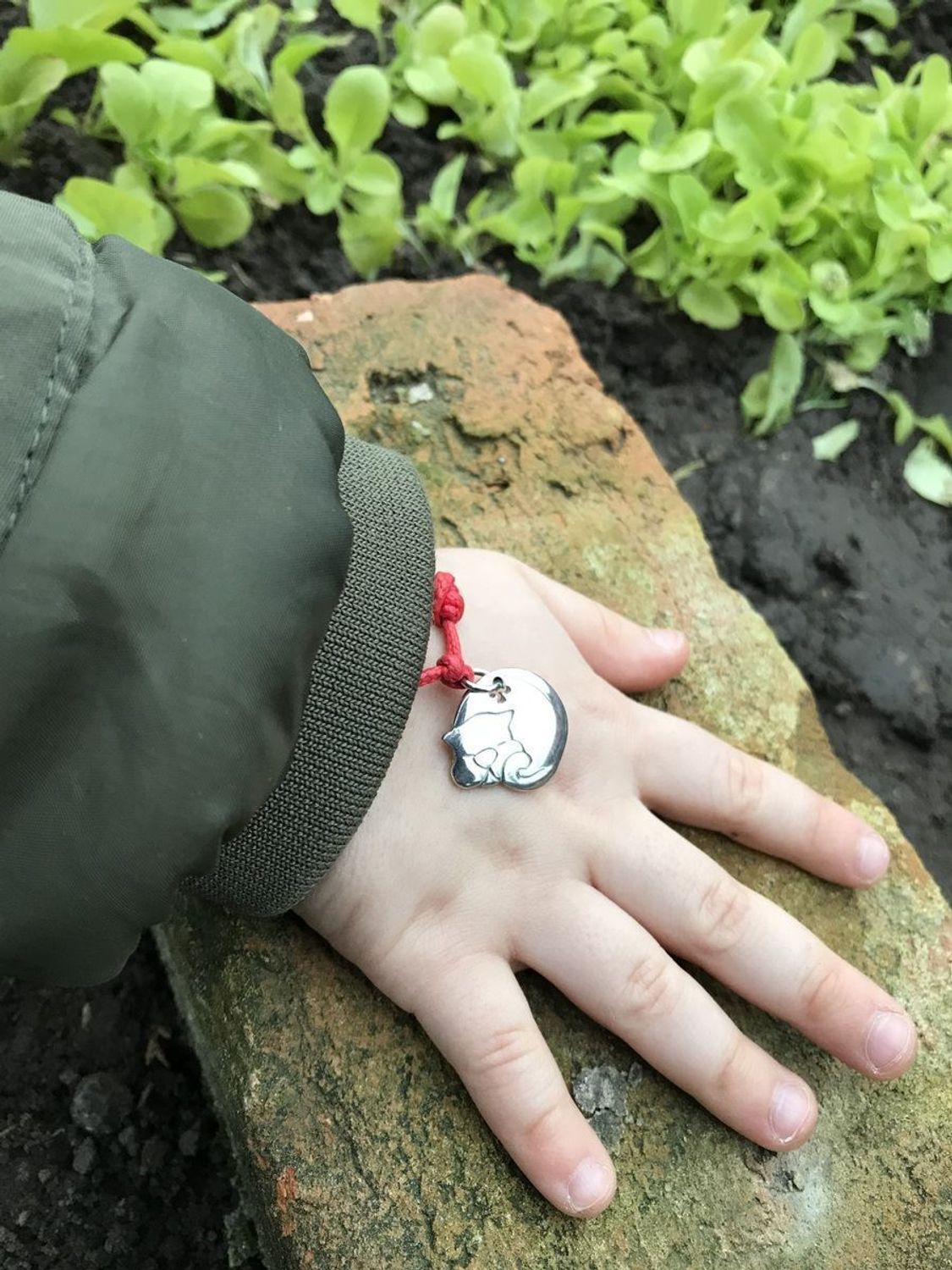 Bransoletka damska Srebrny Kot na czerwonym sznurku kotek 3 Ag.jpg